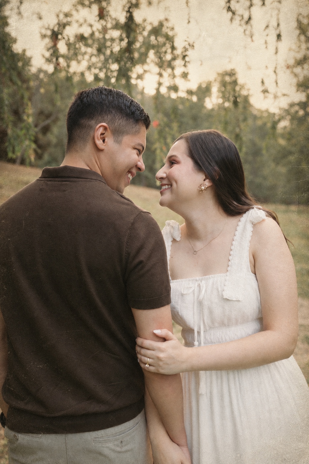 Ana y Dario mirándose y sonriendo