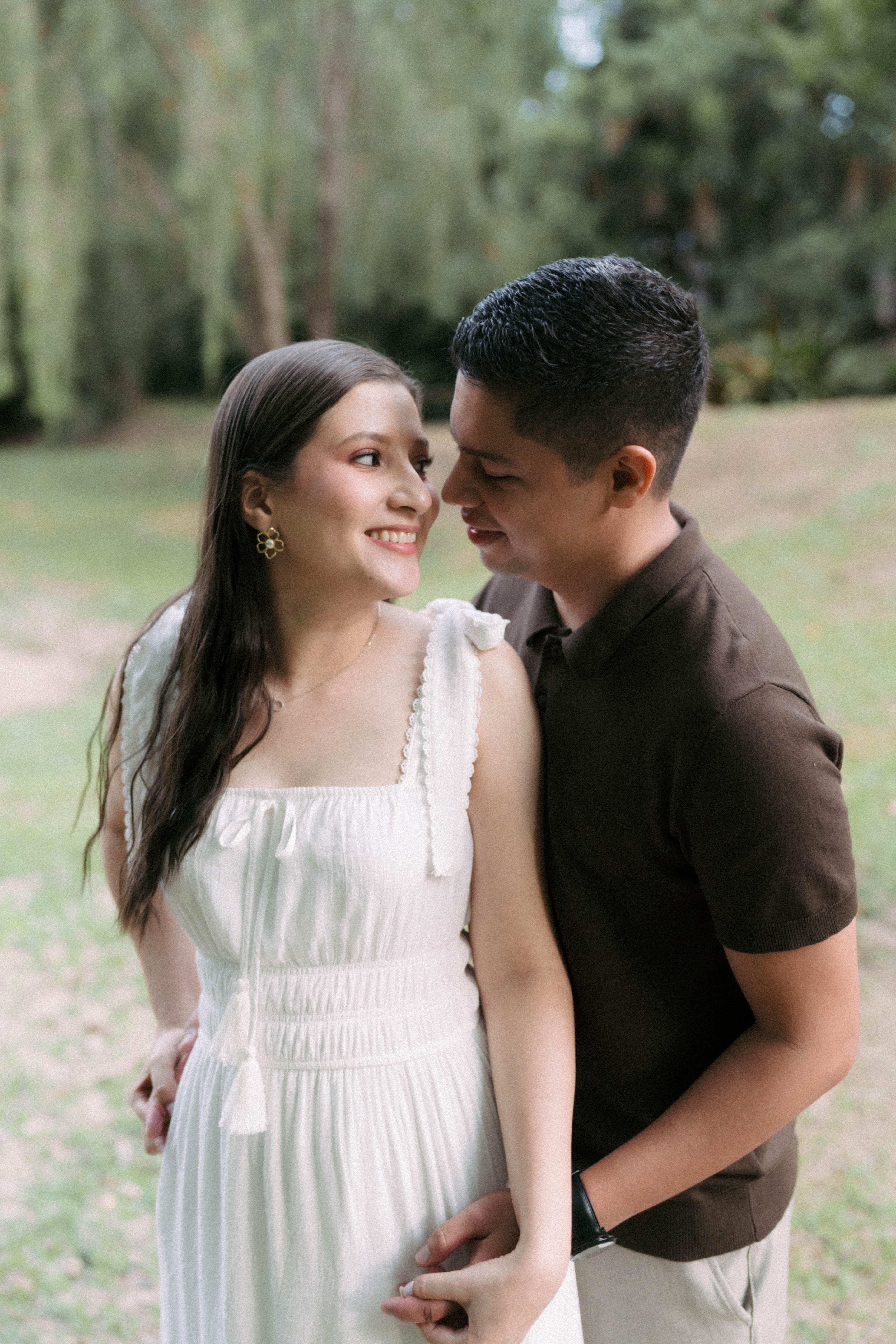 Ana y Dario juntos en el bosque